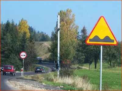 znak A-11 i B-25 wprowadzono zakaz wyprzedzania ze względu na nierówną drogę
