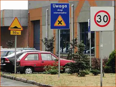 znak B-43 i A-11a w strefie ograniczonej prędkości dojedziesz do progu zwalniającego za 50 metrów