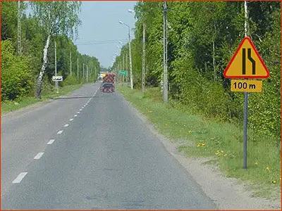 znak A-12b i tabliczka T-1 za 100 metrów będzie zwężenie po prawej stronie jezdni