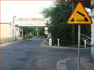 znak A-13 jest tam jeszcze ograniczenie wysokości pojazdu i jego dopuszczalna masa całkowita