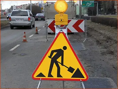 znak A-14 zamknięty pas ruchu ze względu na roboty drogowe