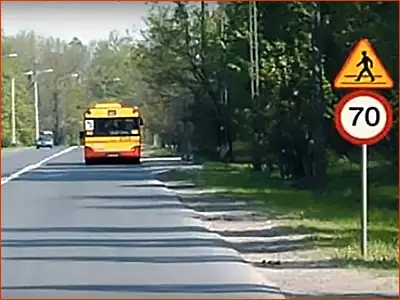 znak A-16 i B-33 do przejścia jest od 150-300 metrów