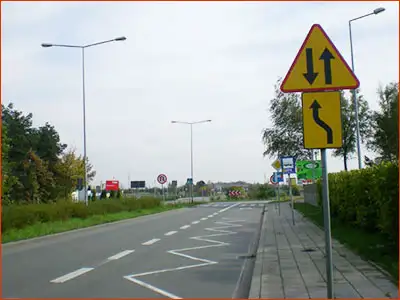 znak A-20 z tabliczką T-18 ruch dwukierunkowy ze zmianą kierunku ruchu