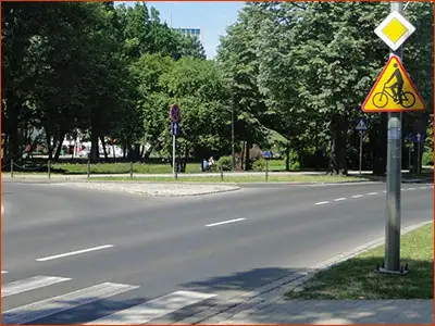 znak A-24 i D-1 czy te znaki wskazują na pierwszeństwo rowerzystów?