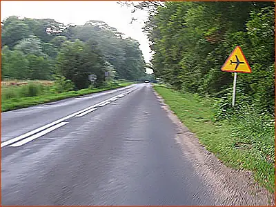 znak A-26 uwaga na nisko przelatujące samoloty