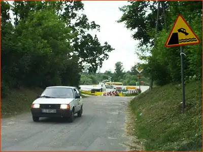 znak A-27 uwaga bo można wjechać do wody
