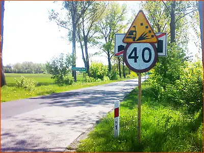 znak A-28 i B-33 trzeba zwolnić, bo nawierzchnia jest pokryta grysem