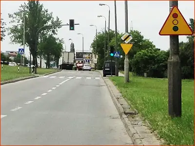 znak A-29 i D-2 tutaj znaki nie decydują o pierwszeństwie, bo jest sygnalizacja