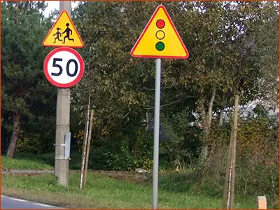 znak A-29 zwolnij bo nie dosyć że dzieci to jeszcze i światła