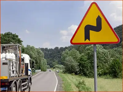 znak A-3 do pierwszego zakrętu jeszcze daleko