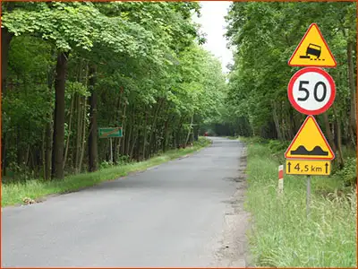 znak A-31 i B-33 niebezpieczne pobocze wymusza wolniejszą jazdę