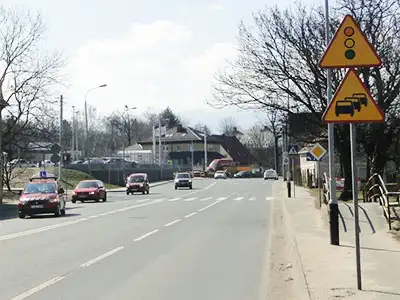 znak A-33 i A-30 uwaga na zator drogowy przy światłach