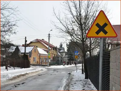 znak A-5 znak ostrzegający przed skrzyżowaniem równorzędnym