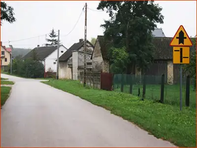 Znak A-6a z tabliczką T-6b znak wskazujący układ dróg podporządkowanych