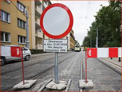 znak B-1 zakaz ruchu w obu kierunkach ustawiony na jezdni