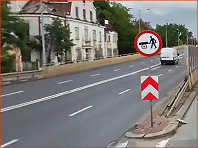 tutaj jest zakaz ruchu wózków ręcznych