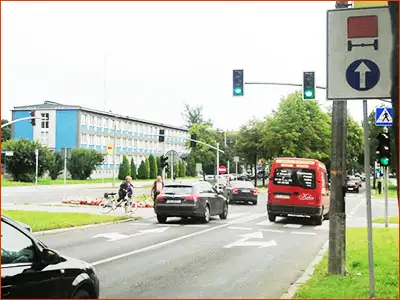 znak B-13a i C-5 pojazdy z towarami niebezpiecznymi mogą jechać tylko prosto przez skrzyżowanie