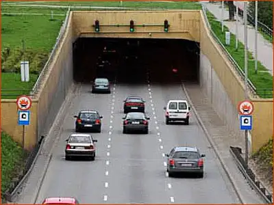 znaki B-13 i D-37 pojazdy przewożące materiały łatwopalne i wybuchowe nie mogą wjechać do tego tunelu
