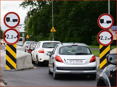 znak B-15 i B-7 zakaz jazdy pojazdów z przyczepą wieloosiową i o szerokości większej niż podana