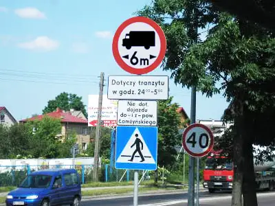 znak B-17 i D-6 zakaz wjazdu pojazdów przekraczających określoną długość z wyjątkami opisanymi na tabliczce