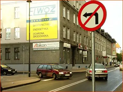 znak B-21 kierujący srebrnym autem łamie zakaz skrętu w lewo