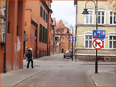 znak B-22 i D-40 na tym skrzyżowaniu włączasz się do ruchu i nie wolno skręcić w prawo