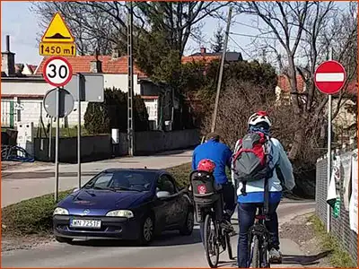 znak B-2 zakaz wjazdu tym razem dla wszystkich, dla rowerzystów też