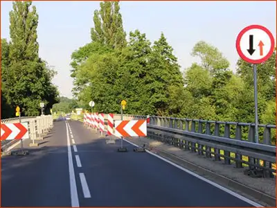 znak B-31 nie ma szans na wyminięcie się z pojazdem nadjeżdżającym z przeciwka - on ma pierwszeństwo