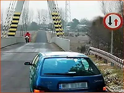 znak B-31 motocyklista który ma pierwszeństwo i samochód mogą jednocześnie wjechać na to zwężenie