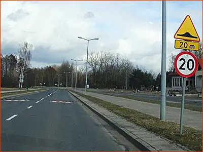 po minięciu progu zwalniającego powinno nastąpić odwołanie ograniczenia prędkości
