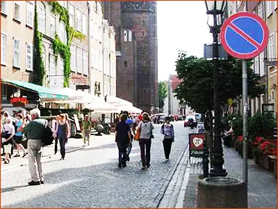 ulica wygląda na deptak, aż dziwne że stoi tam taki znak