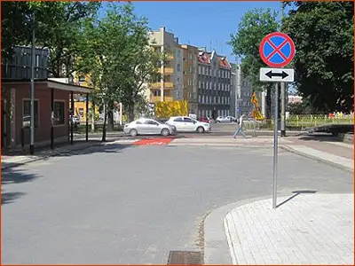 zakaz zatrzymywania obowiązuje na całej szerokości placu
