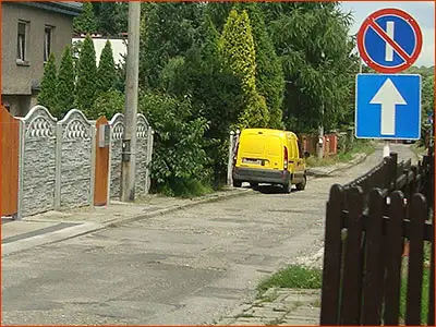 znak B-37 i D-3 zakaz postoju po prawej stronie w dni nieparzyste