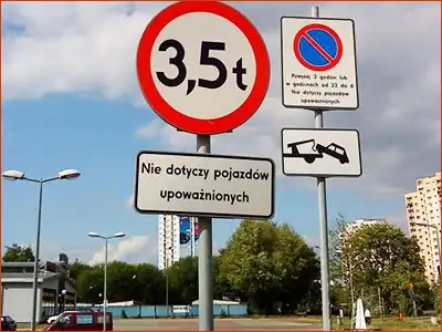 znak B-39 z tabliczką T-24 niestosowanie się do przepisów w tej strefie może skończyć się odholowaniem pojazdu