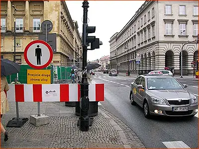 znak B-41 przejście dla pieszych jest po drugiej stronie jezdni