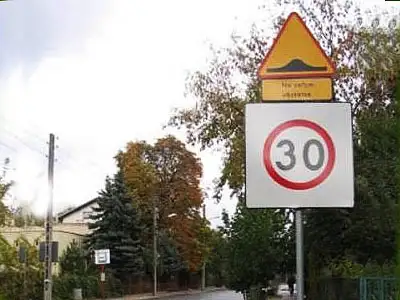 znak B-43 i A-11a w całej strefie progi zwalniające będą bez znaku ograniczenia prędkości