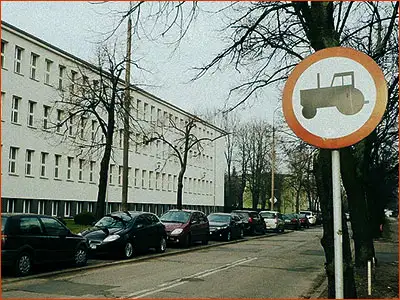 znak B-6 żeby nie tamować ruchu, ciągniki mają zakaz wjazdu