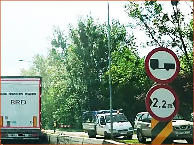 zakaz wjazdu pojazdów z przyczepą wieloosiową, które mogą utrudniać ruch innym
