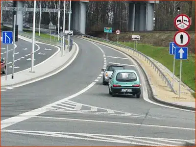 połączony znak B-6, B-8 i B-9 połączone symbole znaków zakazują wjazdu pojazdom wskazanym na tarczy znaku