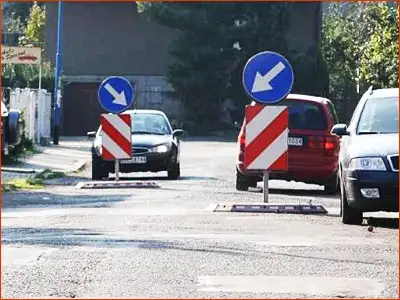 znak C-10 i C-9 używane są do tzw. szykan - urządzeń spowalniających ruch