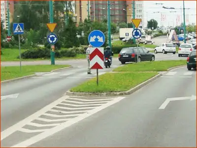 znak C-11 znak dzieli jezdnię na pasy ruchu w różnych kierunkach