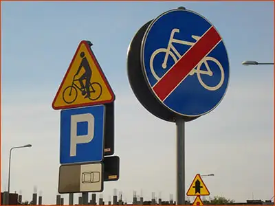 znak A-24 i C13a koniec drogi rowerowej i rowerzyści mogą wjeżdżać na jezdnię