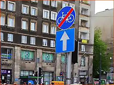 znak C-13a tutaj rowerzysta musi włączyć się do ruchu