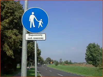 znak C-16 droga dla pieszych z dopuszczonym ruchem rowerowym