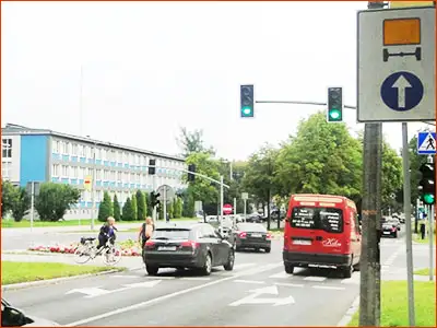znak C-17 nakaz jazdy prosto dla pojazdów przewożących materiały niebezpieczne