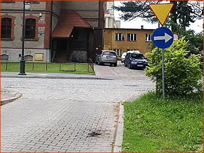 znak C-1 i A-7 tutaj jadąc zgodnie z przepisami pojedziesz po trawniku