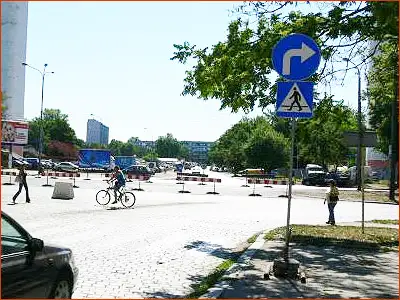 znak C-2 i D-6 tutaj chyba nie da się inaczej jechać jak tylko w prawo