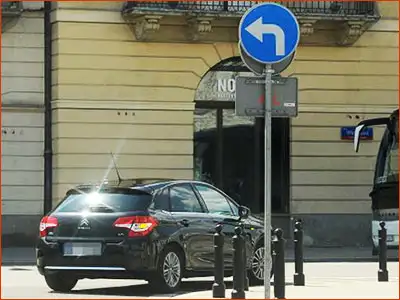 znak C-4 nakaz skrętu w lewo został tutaj zlekceważony
