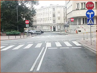 znak C-8 i B-20 zanim skręcisz w prawo lub w lewo należy się zatrzymać przed skrzyżowaniem