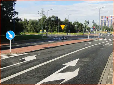 znak C-9 tą wysepkę należy objechać z prawej strony